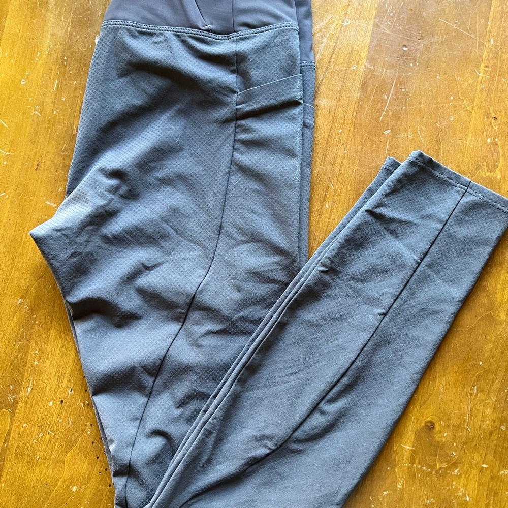 Athleta • Quest Hybrid Tight size 4